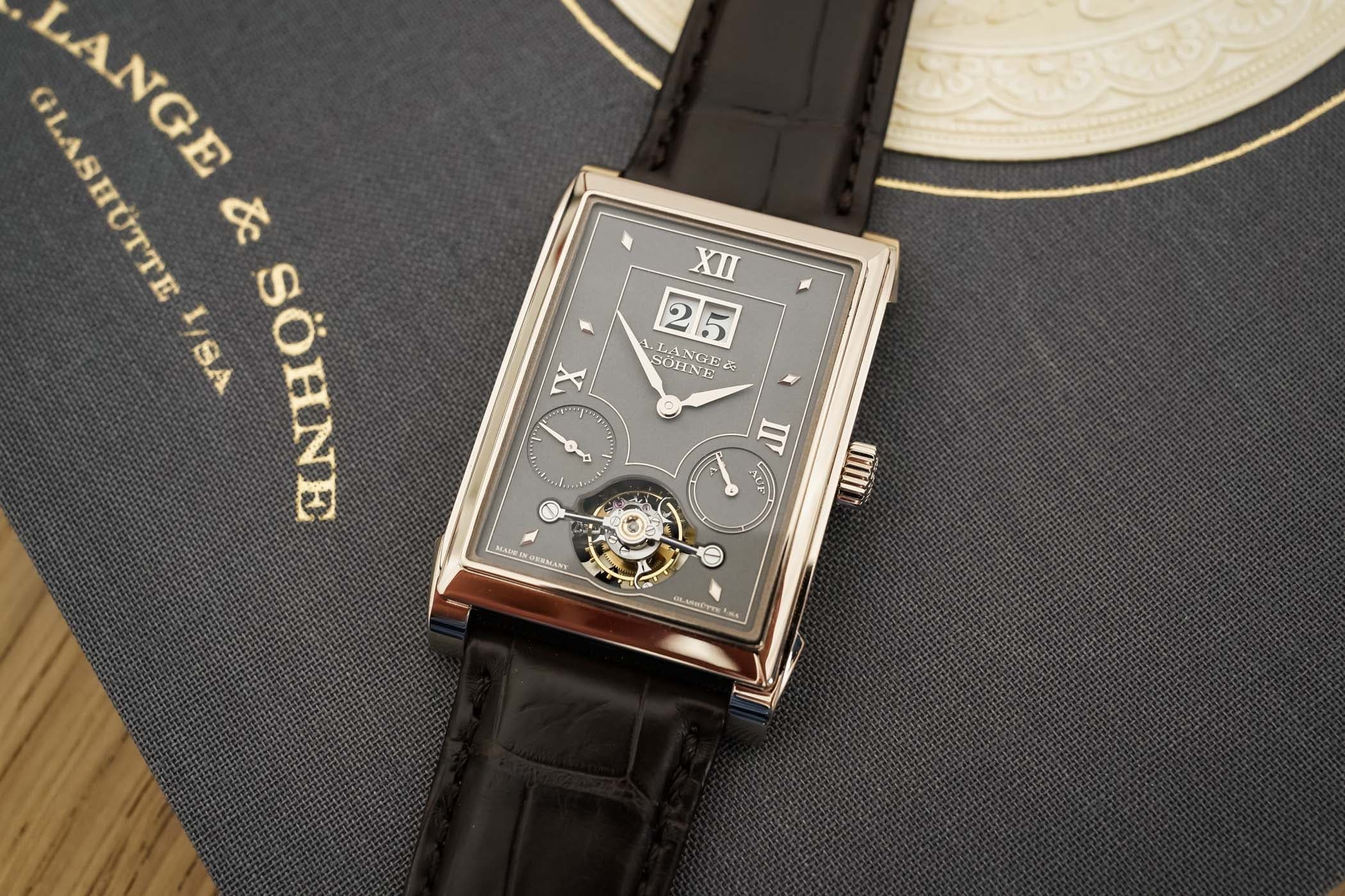 ساعة A. Lange & Söhne Cabaret Tourbillon Honeygold — عودة التوربيون المستطيل في فيلا ديستي، بسبيكة لانج الأكثر تميزاً