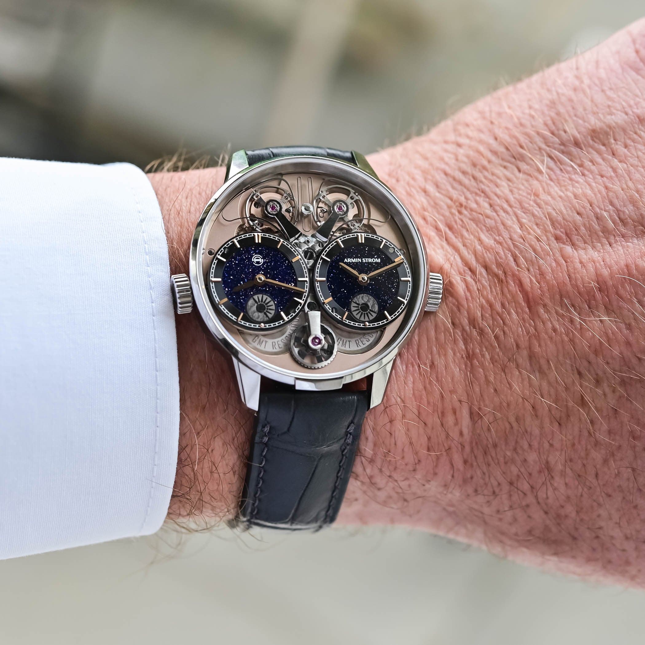 Armin Strom Dual Time GMT Resonance Aventurine — إصدار محدود من 10 قطع بميناء أفنتوريني لمزدوج التوقيت بتقنية الرنين