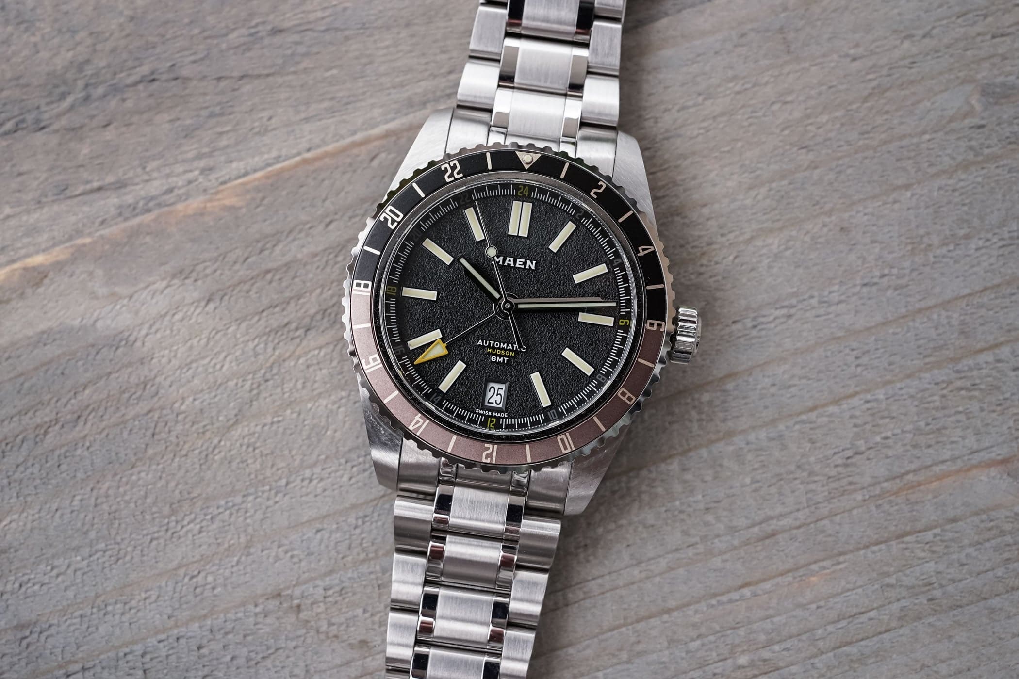 Maen Hudson 38 GMT MkII — A 38 mm True-Caller GMT With On-the-Fly Micro-Adjust, From EUR 1,249