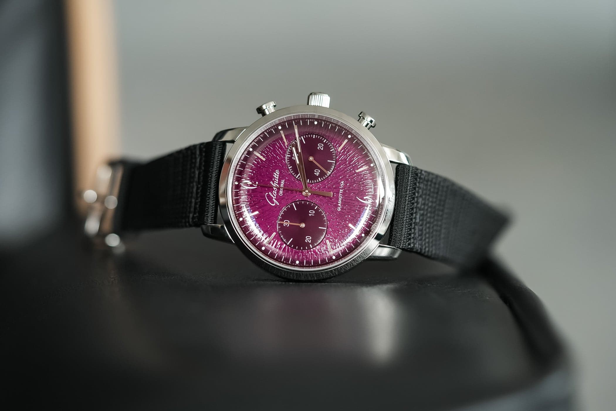 غلاشوته أوريجينال Sixties Chronograph Annual Edition 2026 — كرونوغراف ساكسوني بحركة داخلية في مينا أرجوانية شفافة مطلية باليد