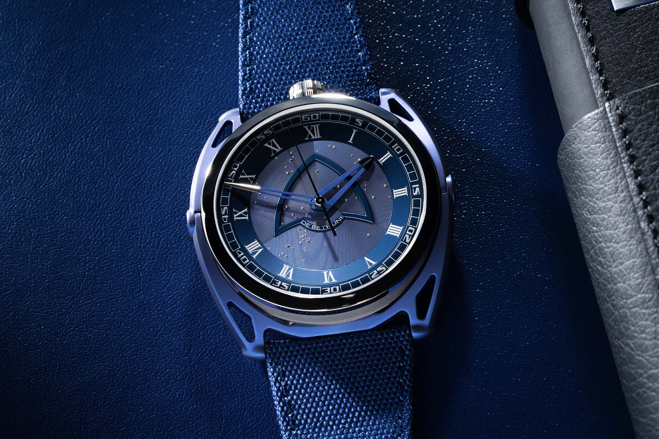 De Bethune DB27 Night Hawk لـ EsperLuxe: ميناء تيتانيوم بخريطة نجوم في 10 قطع