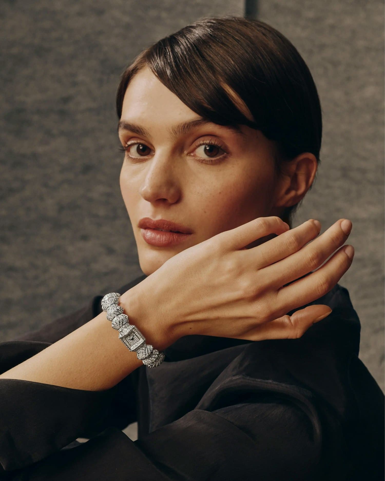 Myst de Cartier: ساعة مجوهرات نحتية بدون إبزيم تحيي تصميم Jeanne Toussaint من ثلاثينيات القرن العشرين