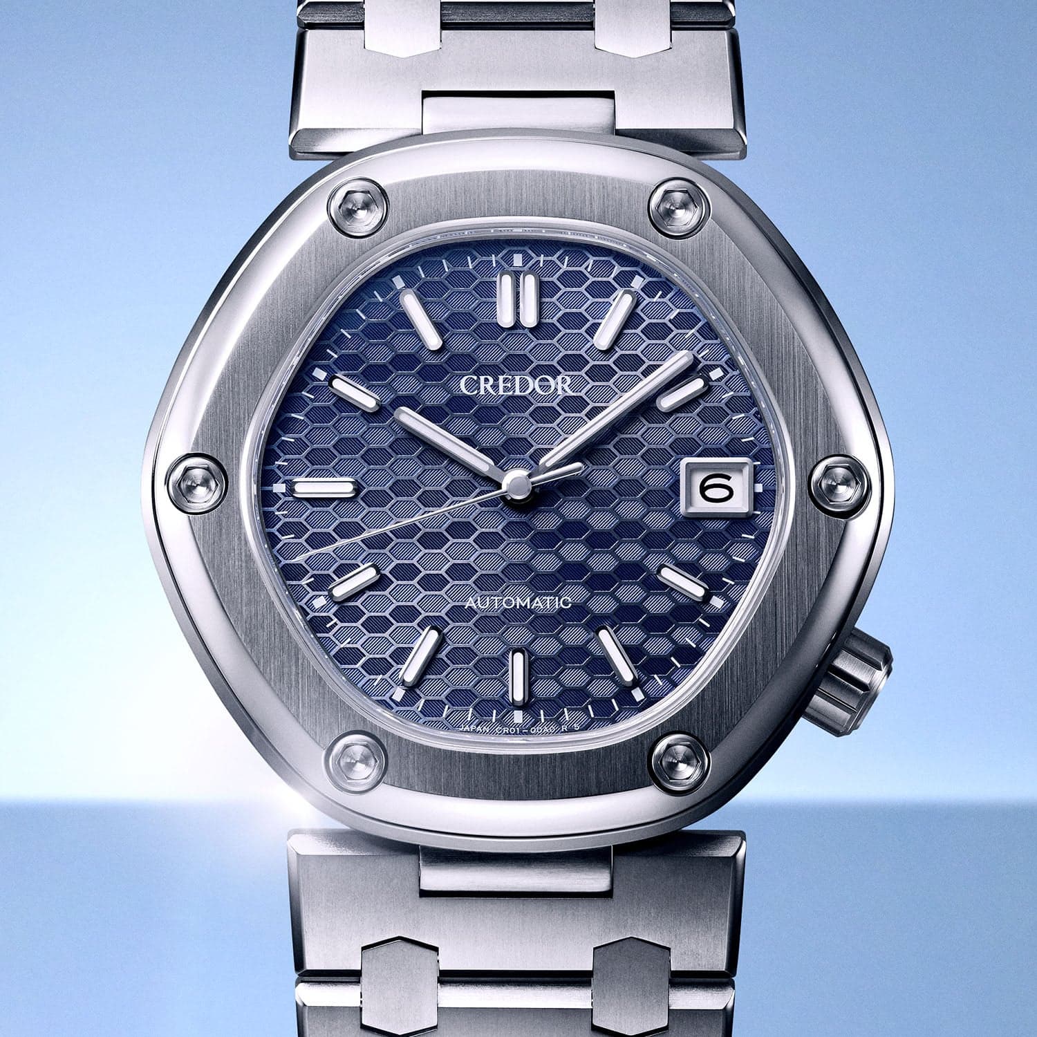 كريدور لوكوموتيف داون بلو (GCCR995): ساعة جيرالد جينتا الرياضية المنسية تحصل على ميناء سداسي بنمط خلية النحل في إصدار دائم باللون الأزرق