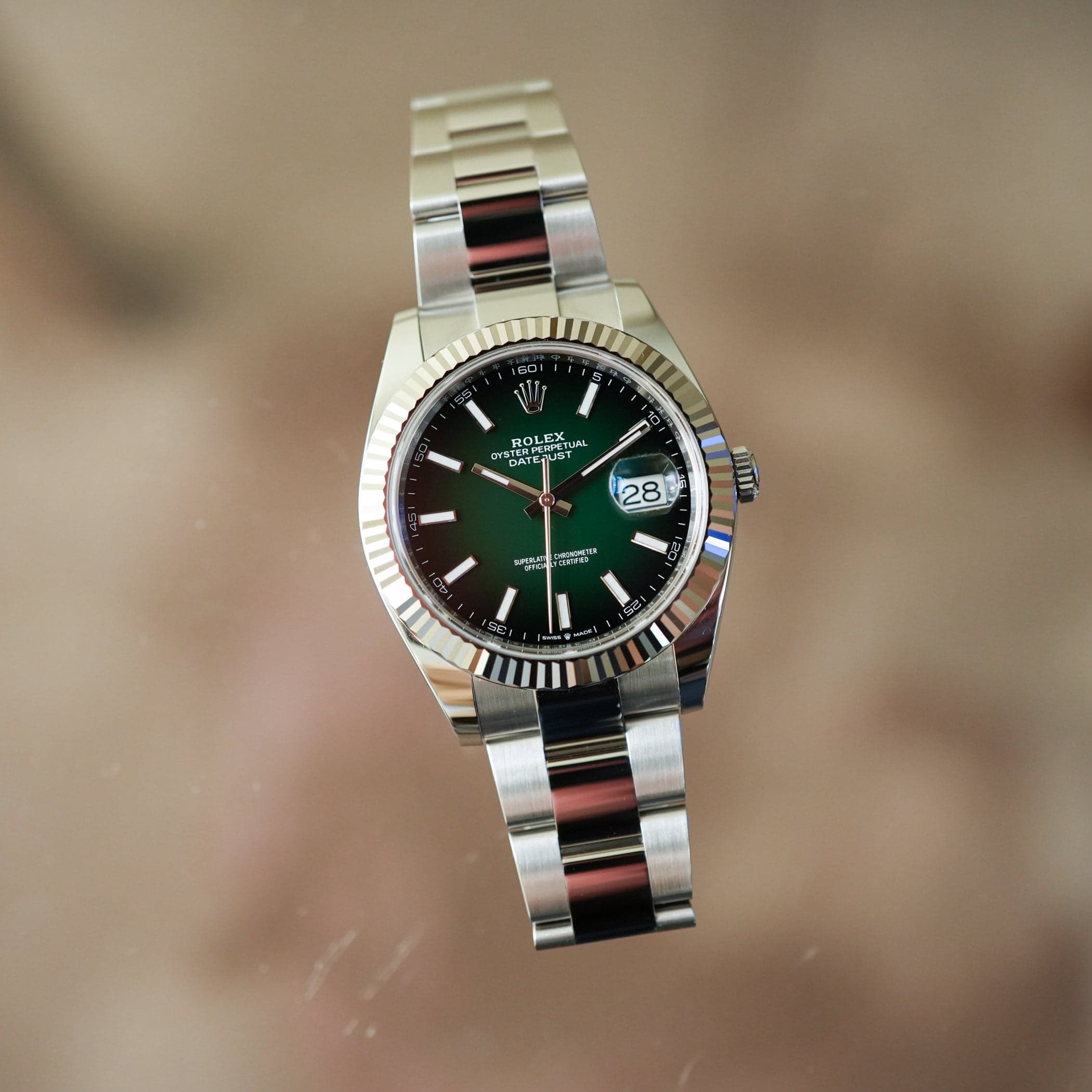 رولكس داي-جست 41 المرجع 126334 بميناء أومبريه أخضر ملاكي: أول ميناء أومبريه مطلي بالكامل بالطلاء عند رولكس برولِسور أبيض — ووتشيز آند ووندرز 2026