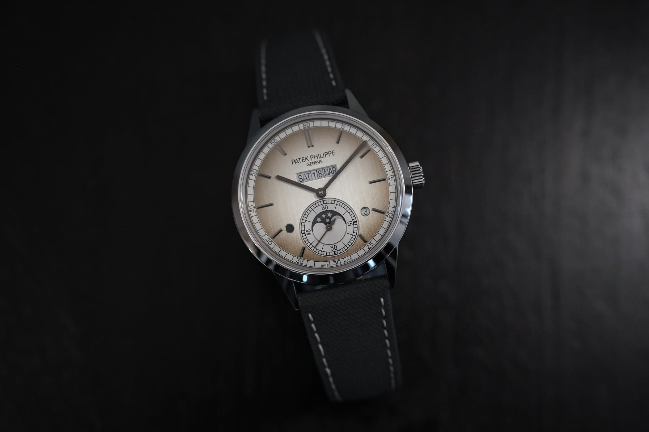 باتيك فيليب إن-لاين بيربتشوال كالندر 5236P-011: التدرّج الفضي الرمادي يُحوّل أفخم تقويم دائم عند باتيك إلى أهدأ نسخة حتى اليوم — ووتشز آند وندرز 2026