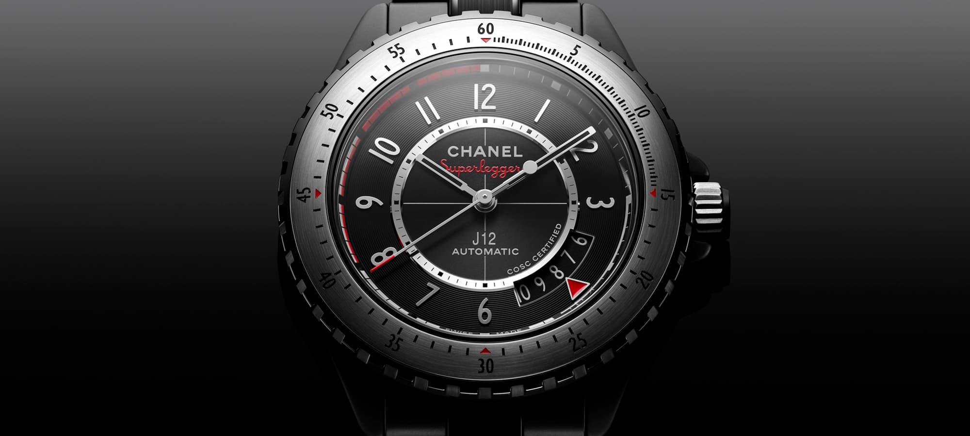 شانيل تعود إلى عالم الساعات الرجالية: J12 Golden Black و J12 SUPERLEGGERA بقطر 42 ملم، مدعومتان بكاليبر 12.1 المعتمد من COSC والمصنوع في Kenissi