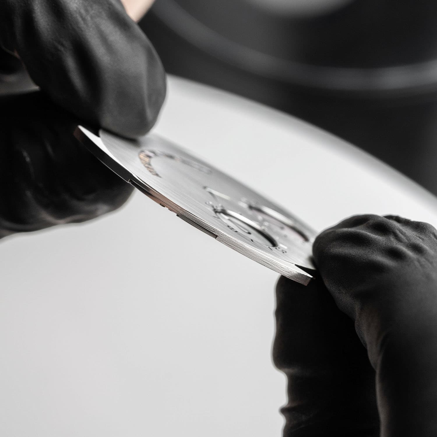 كونستانتين تشايكين ثينكينغ ميستري: أنحف ساعة ميكانيكية إنتاجية في العالم (1.65 مم) تأتي الآن بأقراص ياقوت غامضة