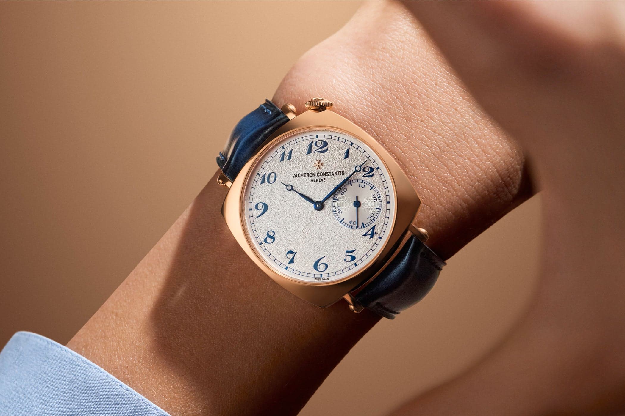 Vacheron Constantin Historiques American 1921 بالذهب الوردي: مينا فضي محبّب، لكنات زرقاء، وكاليبر 4400 AS — مرجعان 82035/000R-H114 و 1100S/000R-H115