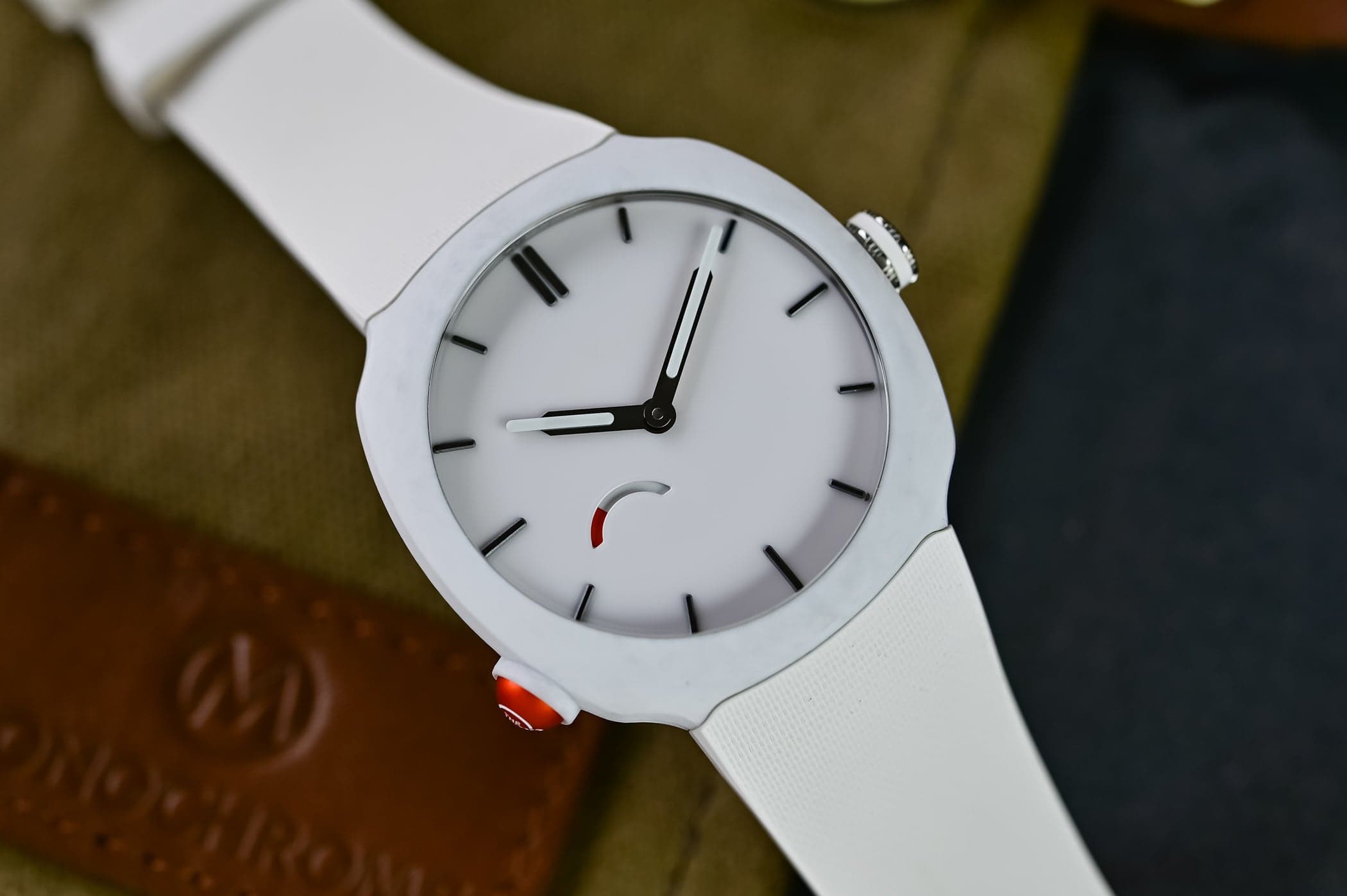 إتش. موزر آند سي × ريبوك سترِيملاينر بَمب: ساعة تعاوُن مع حذاء رياضي بزرّ برتقالي وظيفي يُعَبِّئ نابض الحركة فعلياً (المرجعان 6103-2200 و 6103-2201 — 250 قطعة لكل لون)