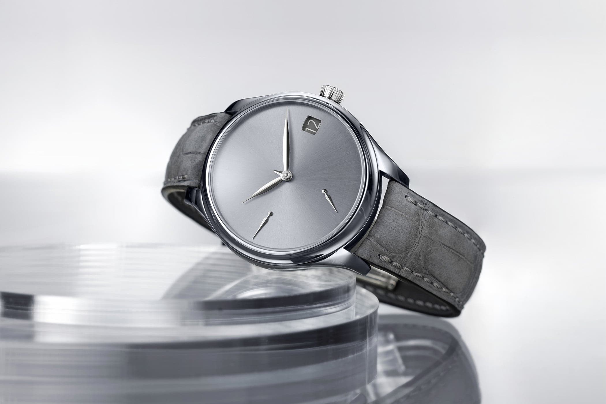 إتش. موزر آند سي إنديفور بيربتشوال كاليندر كونسيبت تانتالوم (المرجع 1800-2004): صندوق وميناء من التانتالوم على تقويم موزر الدائم الأيقوني الأدنى التصميم، بإصدار محدود من 50 قطعة