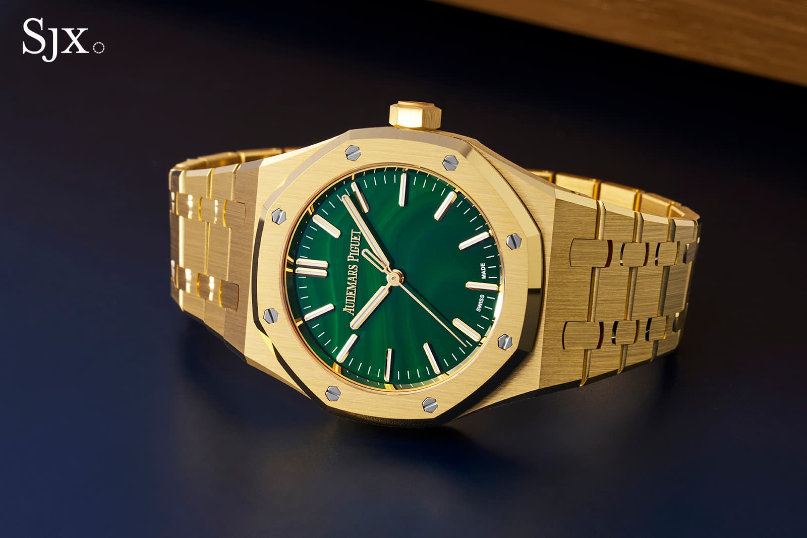 فخامة حجرية باردة: ساعات رويال أوك بموانئ حجرية من أوديمار بيغيه — مالاكايت، أونيكس، وأم اللؤلؤ