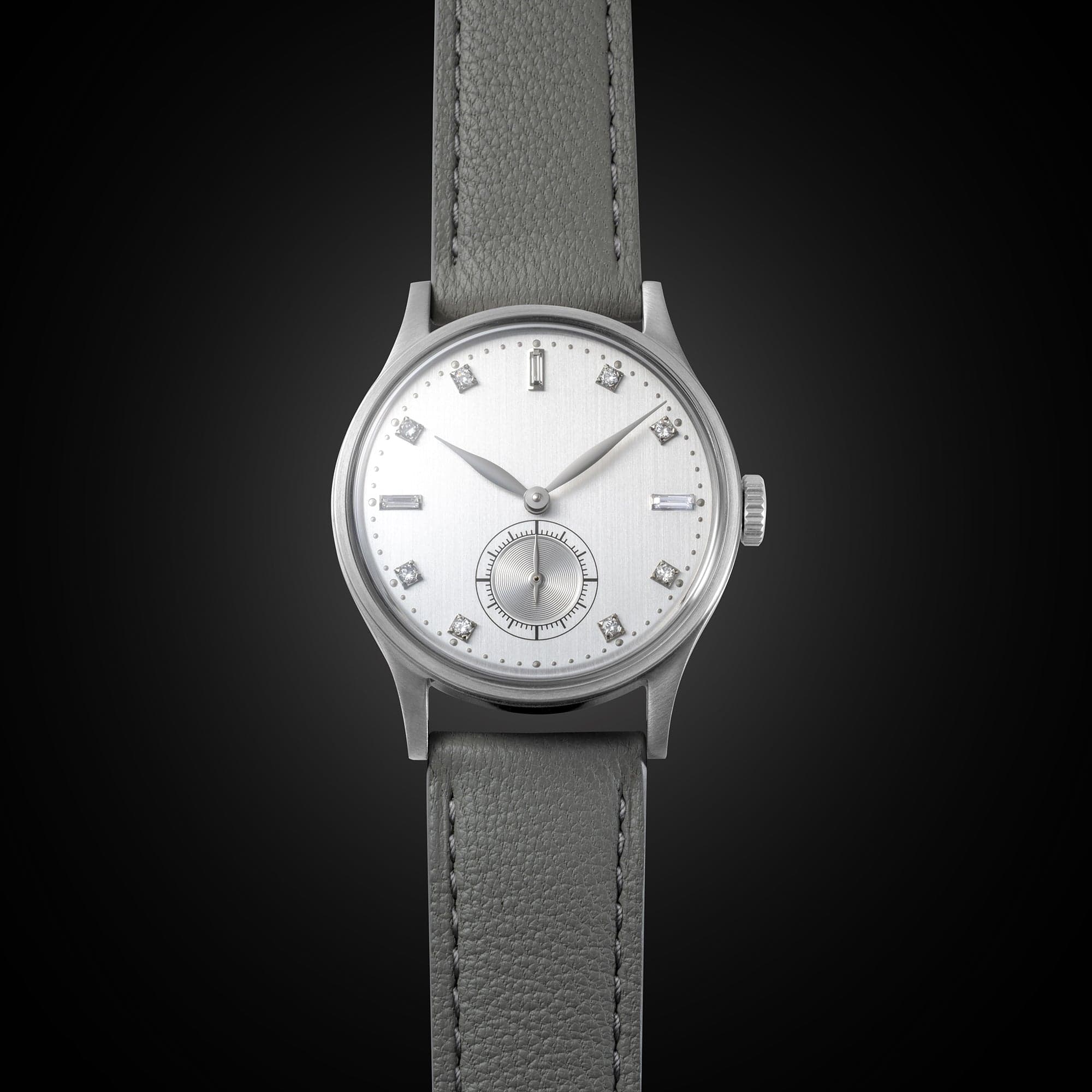 Horologically Unique HU-01 Finale: ساعة 34 ملم مستوحاة من Calatrava تُختتم بها سلسلة المستقل السنغافوري بإصدارات بالألماس واليشم