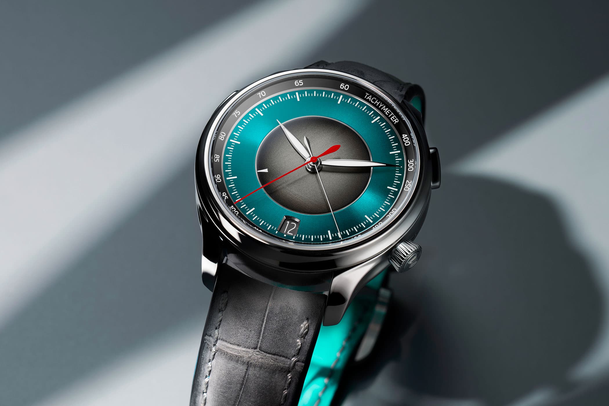 H. Moser & Cie. Endeavour Flyback Chronograph Dual Time Date: عيار HMC 730 جديد تمامًا بالتعاون مع Agenhor يخفي ثلاثة تعقيدات تحت ميناء fumé بسيط